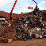 Maquinaria moviendo chatarra